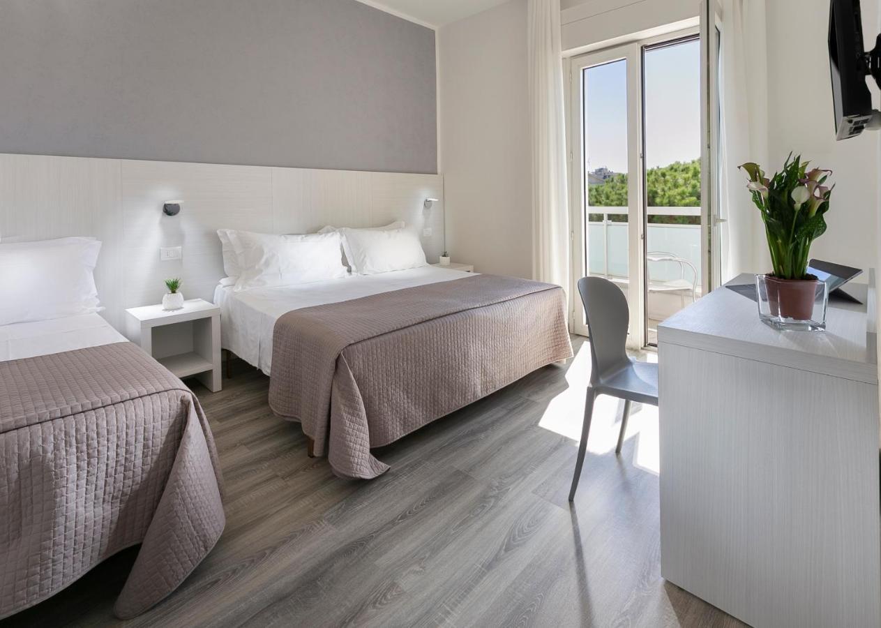Hotel Zanarini In Centro A Riccione Zewnętrze zdjęcie