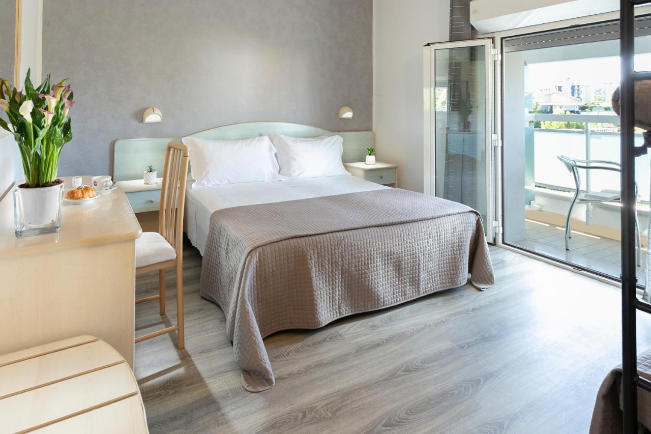 Hotel Zanarini In Centro A Riccione Zewnętrze zdjęcie