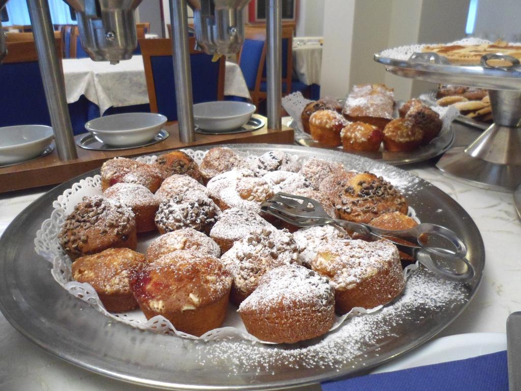 Hotel Zanarini In Centro A Riccione Zewnętrze zdjęcie