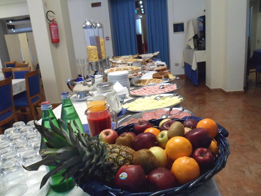 Hotel Zanarini In Centro A Riccione Zewnętrze zdjęcie