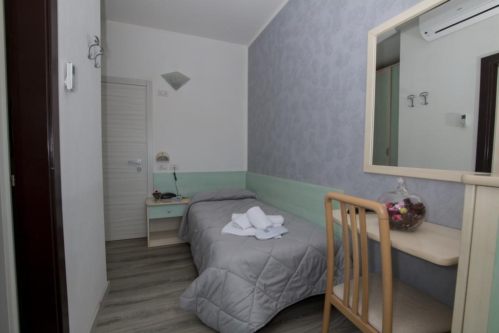 Hotel Zanarini In Centro A Riccione Pokój zdjęcie