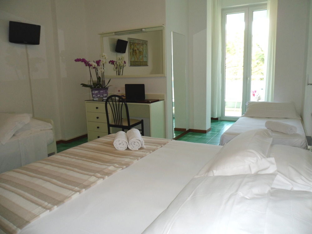 Hotel Zanarini In Centro A Riccione Zewnętrze zdjęcie