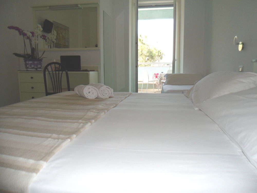 Hotel Zanarini In Centro A Riccione Zewnętrze zdjęcie