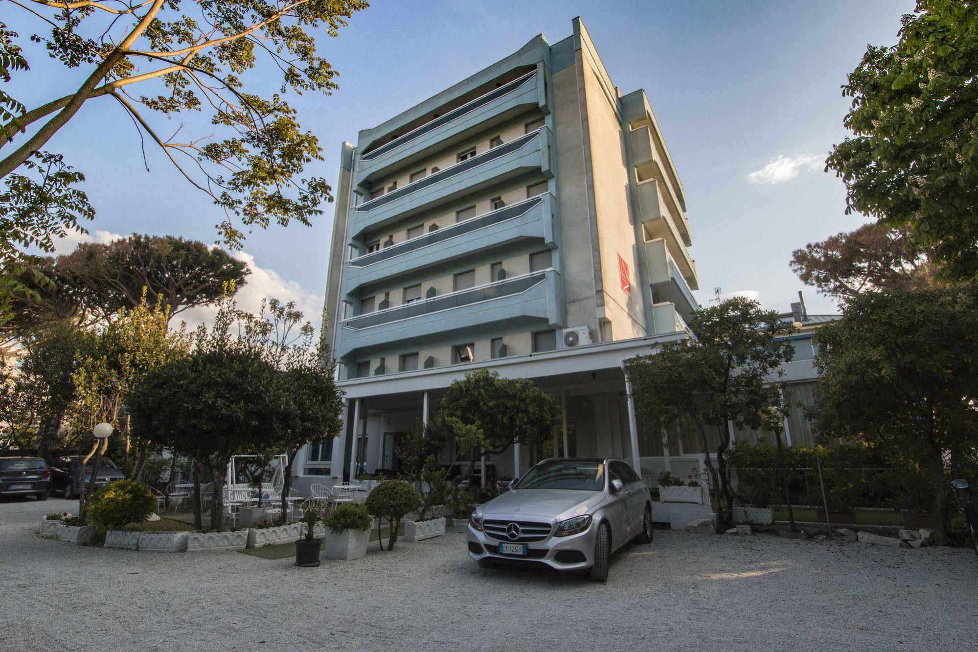 Hotel Zanarini In Centro A Riccione Zewnętrze zdjęcie