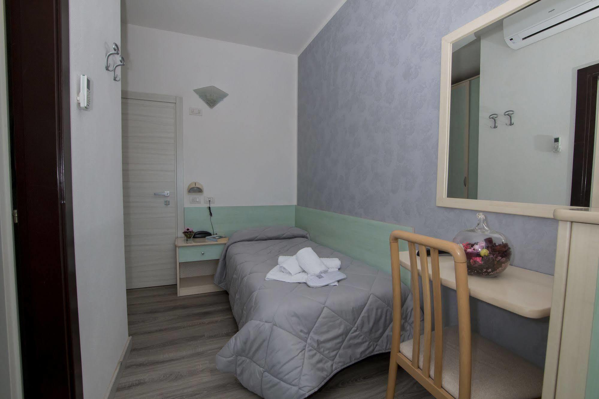 Hotel Zanarini In Centro A Riccione Zewnętrze zdjęcie